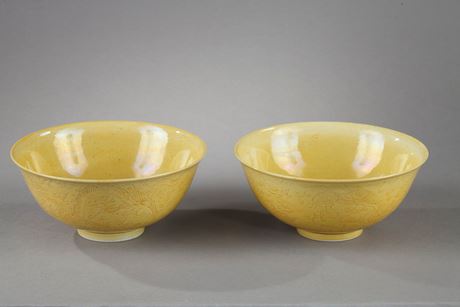Polychrome : Pair of tellow enamel biscuit bowls each decorated of engraved dragons with a five claws - (Kangxi mark apocryphe)  Guangxu period 1875 1908
(D 12,5cm)