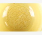 Polychrome : Paire de bols en biscuit emaillés jaune à decor gravé sous couverte de dragons à cinq griffes -
(marque apocryphe Kangxi ) - Chine epoque Guangxu  (1875/1908)
(D 12,5cm)