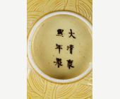 Polychrome : Paire de bols en biscuit emaillés jaune à decor gravé sous couverte de dragons à cinq griffes -
(marque apocryphe Kangxi ) - Chine epoque Guangxu  (1875/1908)
(D 12,5cm)