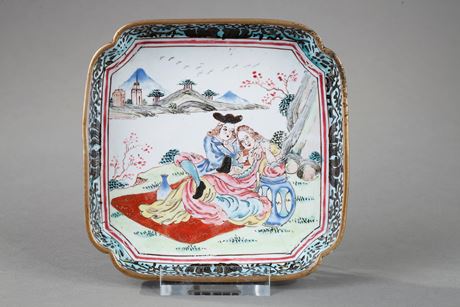 Works of Art : Chinese enamelled copper tray with a very rare erotic decoration -
Guangzhou Qianlong period 1736/1795
(D10cm)