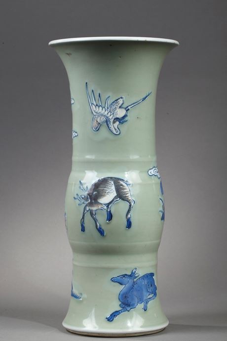 Polychrome : Vase en porcelaine de forme Gu a fond celadon decoré en rouge de cuivre et bleu sous couverte  de cervidés de grues dans un paysage - Chine epoque Kangxi 1662/1722