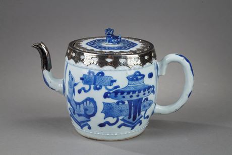 Blue White : "Blue white" porcelain wine pot in the shape of a drum decorated archaic bronze  of zodiac animals and Buddhist symbols - China Kangxi 1662/1722
Occidental silver mount 19th century