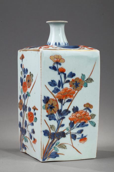 Japanese :  Saké bottle  decorated in each faces  with flowers enamelled in green yellow iron red underglaze blue . Arita kilns Japan  1700