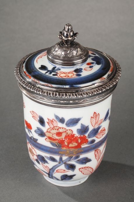 Japanese :  cup and cover porcelain decorated in iron red underglaze blue  and gold peony decor - Japan around 1700
Silver frame with fleur de lys (1717/1722) Paris