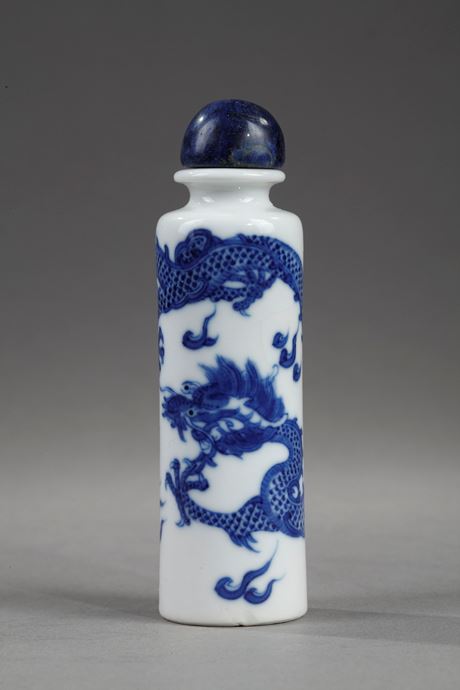 Snuff Bottles : snuff bottle porcelain soft paste decorated in underglaze blue with a dragon - 1770/1830  - Probably imperial kilns -
