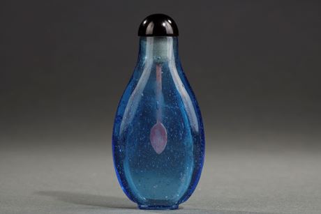 Snuff Bottles : snuff bottle blue bubble glass - 1750/1820
H 5,5cm