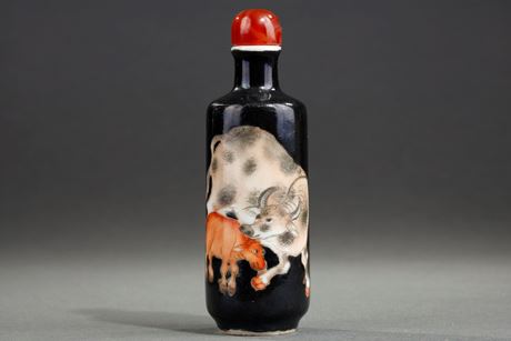 Snuff Bottles : Porcelain snuff bottle decorated with a buffalo and its baby on a black background - 19th century 