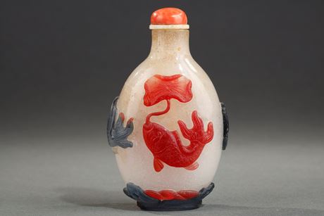 Snuff Bottles : Snuff bottle red and blue glass overlay with a fish-decorated - 1790/1850
H 7cm
