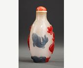 Snuff Bottles : Snuff bottle red and blue glass overlay with a fish-decorated - 1790/1850
H 7cm