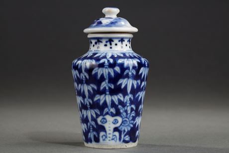 Snuff Bottles : Snuff bottle blue white porcelain in the shape of jar  decorated with bamboos   - Circa 1780/1820