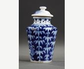 Snuff Bottles : Snuff bottle blue white porcelain in the shape of jar  decorated with bamboos   - Circa 1780/1820