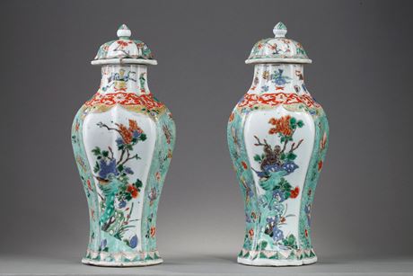 Polychrome : paire de vases et leur couvercles  en porcelaine de la famille verte a decor de fleurs - Chine Epoque Kangxi 1662/1722