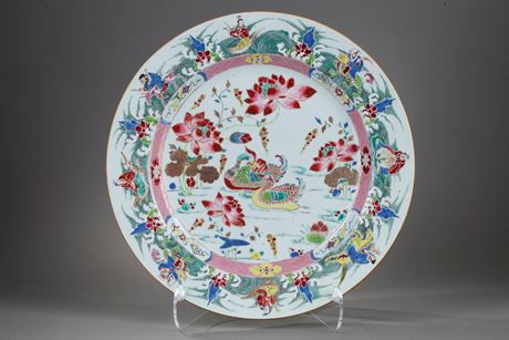Polychrome : large dish famille rose porcelain decorated with ducks in the center and eight immortals on the edge - Yongzheng period 1723/1735