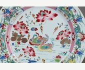 Polychrome : grand plat de la famille rose decoré en son centre de canards et sur le marli des huit immortels  - Epoque Yongzheng 1723/1735