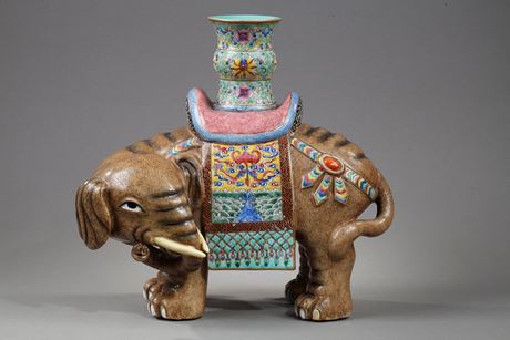 Polychrome : Statuette représentant un elephant en porcelaine faisant porte bougie  - Chine fin 19em ou debut 20em siècle  - 