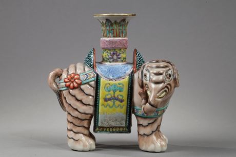 Polychrome : petit elephant en porcelaine  porte baguettes a encens Chine XIX siecle 

H 13,5cm-