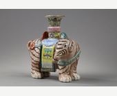 Polychrome : petit elephant en porcelaine  porte baguettes a encens Chine XIX siecle 

H 13,5cm-