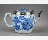 Blue White : "Blue white" porcelain wine pot in the shape of a drum decorated archaic bronze  of zodiac animals and Buddhist symbols - China Kangxi 1662/1722
Occidental silver mount 19th century