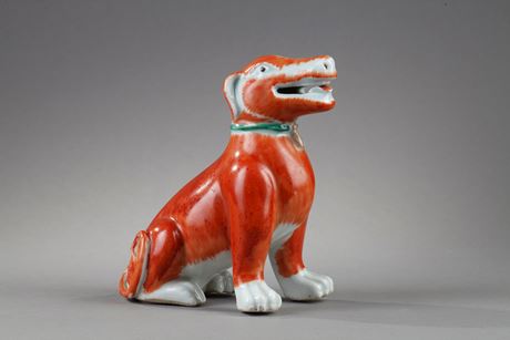 Polychrome : Petit chien en porcelaine emaillée corail et vert  - Cie des Indes - Chine epoque Qianlong vers 1775