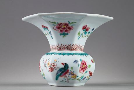 Polychrome : vase a rebus ou Zadou en porcelaine de la Famille rose à décor d un oiseau et fleurs - Chine epoque Qianlong
1736/1795 