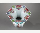 Polychrome : vase a rebus ou Zadou en porcelaine de la Famille rose à décor d un oiseau et fleurs - Chine epoque Qianlong
1736/1795 