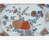 Polychrome : Plat en porcelaine de la Famille verte à decor de fleurs - Chine Epoque Kangxi 1662/1722 -