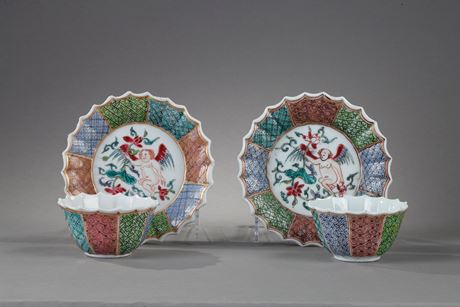 Polychrome : paire de sorbets et leur soucoupes Famille rose ornées d un putto tenant une fleur de lotus - Chine 1730/35 