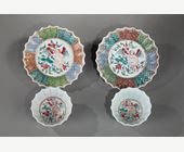 Polychrome : paire de sorbets et leur soucoupes Famille rose ornées d un putto tenant une fleur de lotus - Chine 1730/35 