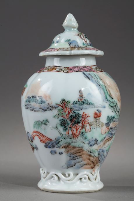 Polychrome : Tea caddy famille rose porcelain decorated with a landscape - Yongzheng period  1723/1735