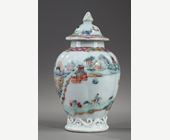 Polychrome : Pot a thé en porcelaine de la Famille rose avec un décor de paysage - Chine Epoque Yongzheng 1723/1735