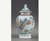 Polychrome : Tea caddy famille rose porcelain decorated with a landscape - Yongzheng period  1723/1735