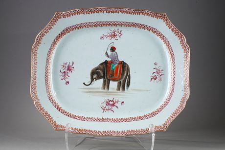 Polychrome : Large plat en porcelaine de la Cie des Indes a decor d un cornac sur son elephant - Chine epoque Qianlong 1736/1795