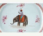 Polychrome : Large plat en porcelaine de la Cie des Indes a decor d un cornac sur son elephant - Chine epoque Qianlong 1736/1795