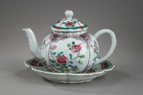 Polychrome : Theiére et son pattipan en porcelaine de la Famille rose à décor de fleurs. Chine epoque Yongzheng 1723/1735