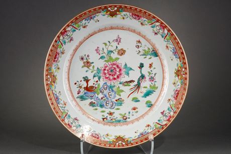 Polychrome : Plat en porcelaine de la famille rose a decor de deux oiseaux parmis les fleurs . Chine periode Qianlong 1736/1795
