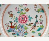 Polychrome : Plat en porcelaine de la famille rose a decor de deux oiseaux parmis les fleurs . Chine periode Qianlong 1736/1795