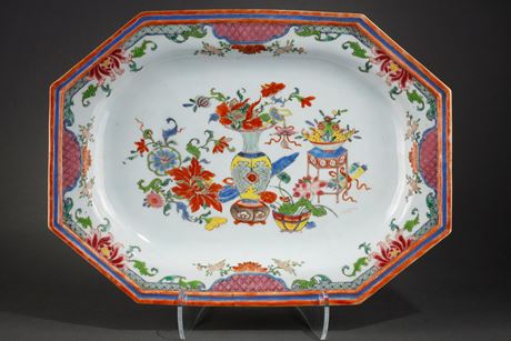 Polychrome : Plat en porcelaine de la famille rose a decor mobiliers et de fleurs - Chine Epoque Yongzheng 1723/1735
