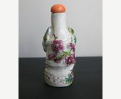 Snuff Bottles : Snuff bottle porcelain moulded in the shape of a bamboo branch and decorated with a pine and a prunus symbols of the three winter friends - 19th century
H 7,5cm