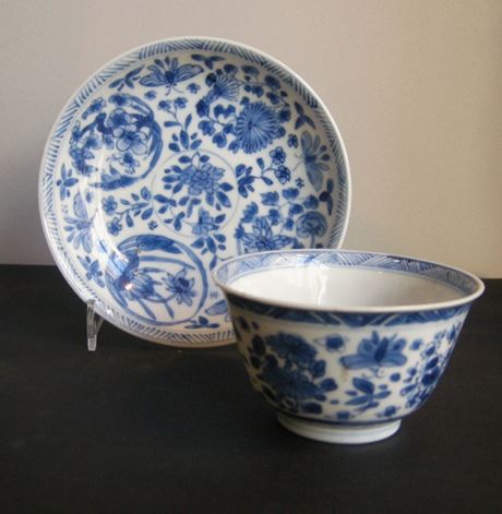 Blue White : Cup and saucer porcelain blue and white. Kangxi period 1662/1722