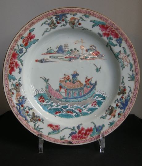 Polychrome : Assiette decorée avec des emaux de la Famille rose de troix enfants sur un bateau - Chine Epoque Qianlong 1736/1795