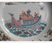 Polychrome : Assiette decorée avec des emaux de la Famille rose de troix enfants sur un bateau - Chine Epoque Qianlong 1736/1795