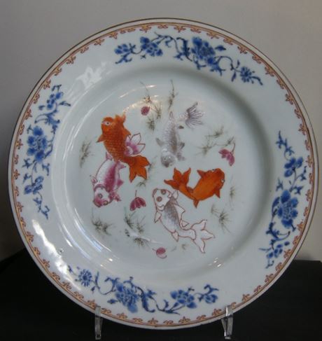 Polychrome : Assiette de la Famille rose ornée de 5 poissons dans les fonds marins - Chine Epoque Yongzheng 1723/1735