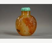 Snuff Bottles : agate snuffbottle finely carved from a phoenix looking at a flower and on the other side a bird of prey facing a tiger - China official school around 1800/1850
H 5,6cm