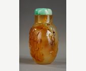 Snuff Bottles : agate snuffbottle finely carved from a phoenix looking at a flower and on the other side a bird of prey facing a tiger - China official school around 1800/1850
H 5,6cm