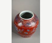 Polychrome : petite Jarre en porcelaine emaillée en bleu sous couverte et rouge de fer  de peches  de longevité et leur feuillage . Chine dynastie Ming  16em siècle