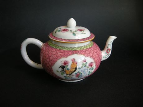 Polychrome : verseuse en fine porcelaine de la famille rose  - Chine epoque Yongzheng  1723/1735