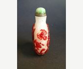 Snuff Bottles : Red overlay glass snuff bottle carved of fish and marine animals - Rare mark under the base - China 1800/1850