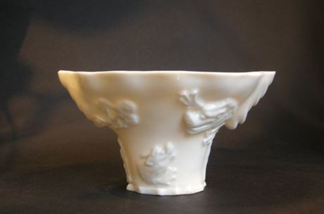 Blue White : white porcelain libation blanc de Chine porcelain cup in the shape of rhinoceros horn. Dehua kilns in Fujian province - Kangxi period 1662/1722