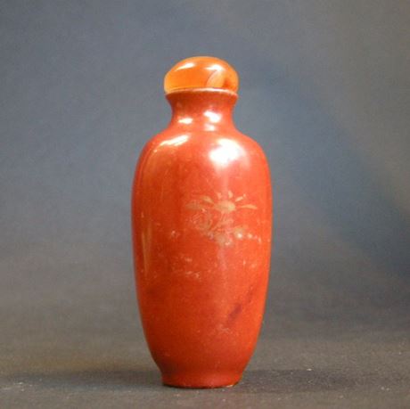 Snuff Bottles : snuff bottle porcelain enamelled iron red - 19th century