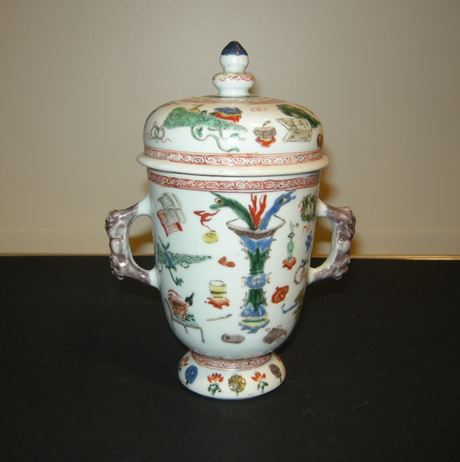 Polychrome : Interessant pot couvert en porcelaine de la Famille Verte 
a decor de nombreux objets du lettré - Chine epoque Kangxi 1662/1722